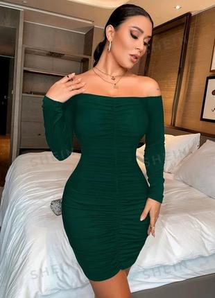 Сукня зелена смарагдова в рубчик зі стяжкою спереду трендова сукня по фігурі плаття з відкритими плечима 46 48 розпродаж