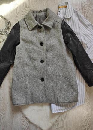Короткое длинное шерстяное серое утепленное пальто деми с черными кожаными рукавами карман2 фото