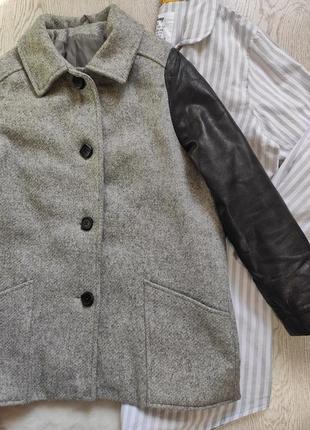 Короткое длинное шерстяное серое утепленное пальто деми с черными кожаными рукавами карман5 фото