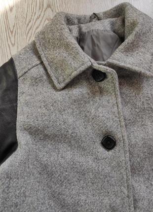 Короткое длинное шерстяное серое утепленное пальто деми с черными кожаными рукавами карман7 фото