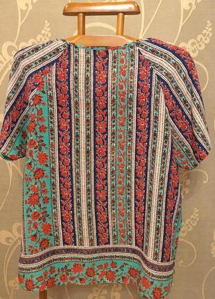 Очень красивая и стильная брендовая блузка в цветах и узорах.2 фото