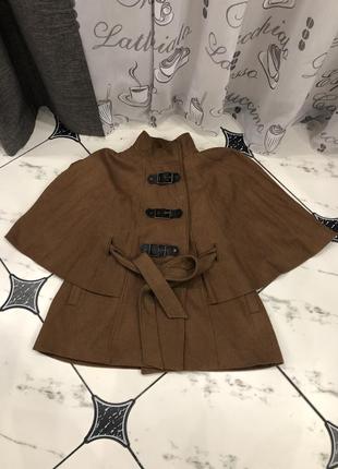 Вкорочене вовняне пальто.
