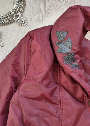 Дутая обьемная оверсайз деми куртка пальто пуховик бордовая марсала с цветочным принтом6 фото