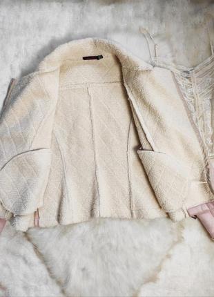 Розовая дубленка на овчине с белой овчиной замшевая теплая короткая куртка косуха7 фото