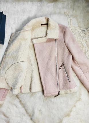 Розовая дубленка на овчине с белой овчиной замшевая теплая короткая куртка косуха6 фото
