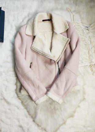 Розовая дубленка на овчине с белой овчиной замшевая теплая короткая куртка косуха3 фото
