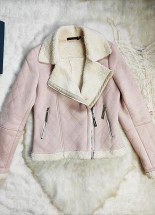 Розовая дубленка на овчине с белой овчиной замшевая теплая короткая куртка косуха2 фото