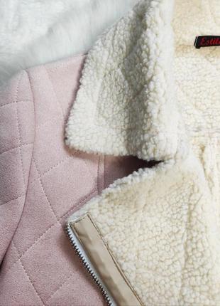 Розовая дубленка на овчине с белой овчиной замшевая теплая короткая куртка косуха10 фото