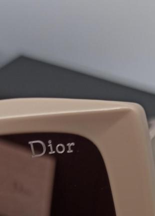 Окуляри в стилі christian dior жіночі сонцезахисні бежеві з золотим логотипом поляризовані9 фото