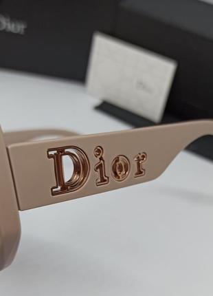 Окуляри в стилі christian dior жіночі сонцезахисні бежеві з золотим логотипом поляризовані10 фото