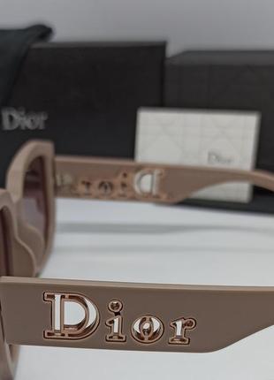 Окуляри в стилі christian dior жіночі сонцезахисні бежеві з золотим логотипом поляризовані5 фото