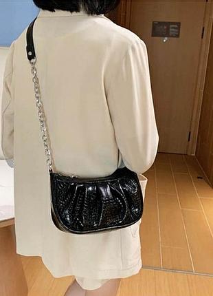 Сумочка c цепочкой на ремешке в ретро стиле