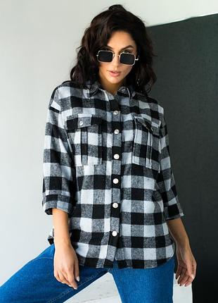 Гарна класична сорочка клітинка. клітинна сорочка з кишенями щільна тепла
