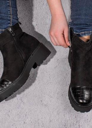 Стильные черные замшевые осенние деми ботинки на толстой подошве платформе с ремешком2 фото