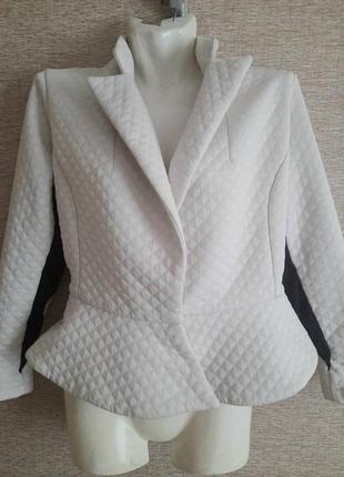 Белый пиджак стеганый с баской+ подарок6 фото