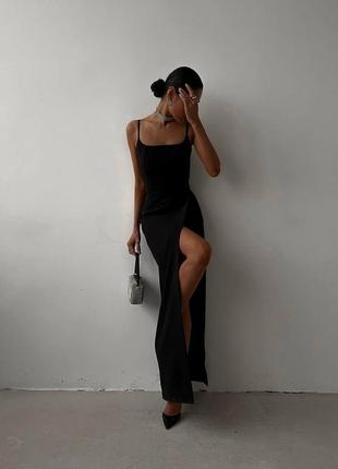 Сукня чорна довга на бретелях із розрізом
