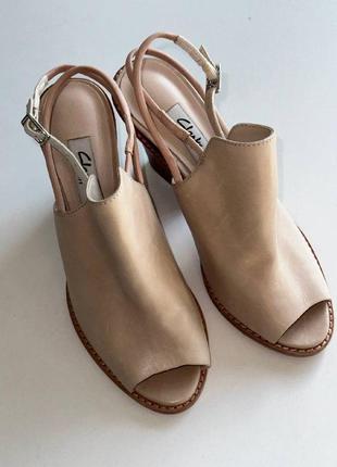 Кожаные английские босоножки туфли clarks на необычном каблуке2 фото