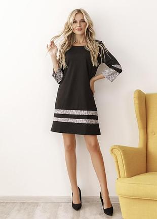 Черное свободное платье с белыми вставками