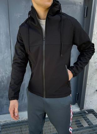 Чоловіча весняна куртка з капюшоном чорна преміум якості софтшел на мікрофлісі