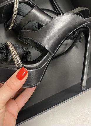 Черные босоножки на высоком каблуке с цепочкой кожаные оригнинал ysl yves saint laurent кожаные босоножки на заколке босоножки на высоком каблуке
