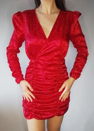 Атласна червона міні сукня плаття довгий рукав квітковий принт з драпуванням драпіровкою збірками святкова eight paris4 фото
