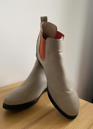 Фірмові черевички з еко шкіри з яскравою помаранчевою вставкою