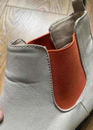 Фирменные ботиночки из эко кожи с яркой оранжевой вставкой5 фото