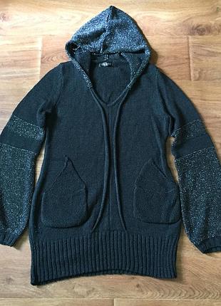 Черное вязаное платье с люрексом и капюшоном