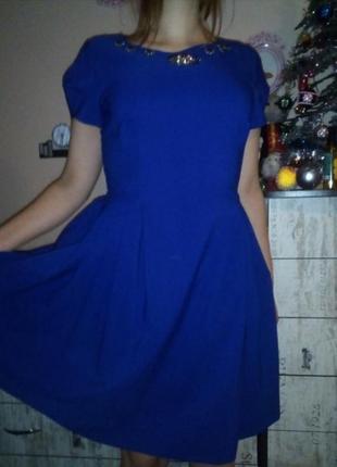 Шикарное платье с украшениями