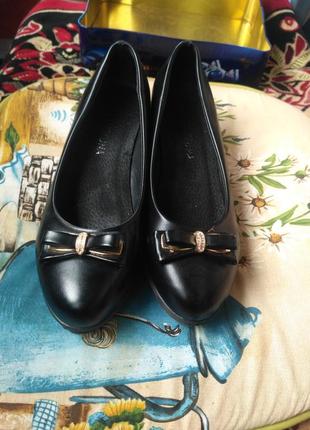 Жіночі туфлі на танкетці