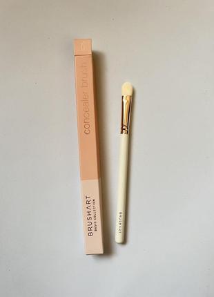 Кисть для консилера и теней brushart basic concealer brush1 фото