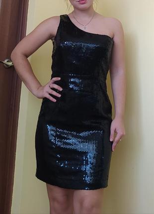 Платье в паетки на одно плече