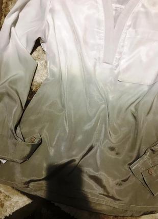 Хлопковая рубашка на запах двухцветная белая свободного кроя накладные карманы5 фото