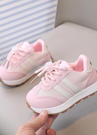 Дуже гарні кросівки для дівчаток