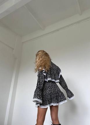 Сукня цікавого крою прикрашена мереживом8 фото