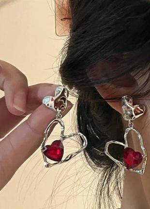 Серебристые серьги сердце с красными кристаллами, 57241 фото
