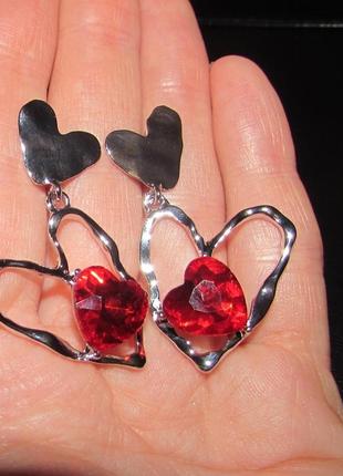 Серебристые серьги сердце с красными кристаллами, 57243 фото