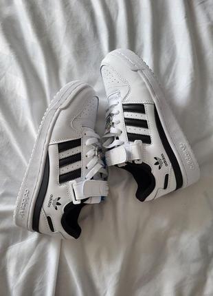 Женские кроссовки белые с черным adidas forum low white black