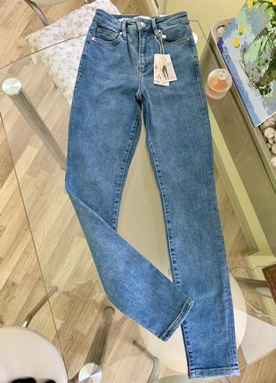 Джинсы mango