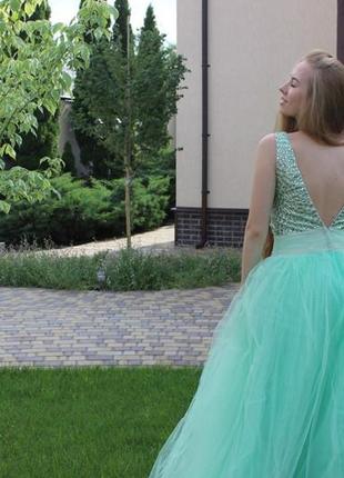 Пышное длинное платье, камни выложены ручной работой