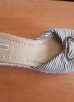 Шльопанці arezzo в біло- синю смужку р.38