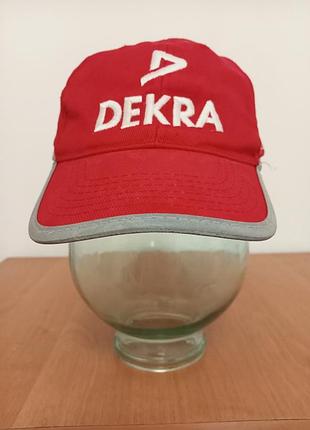 Бейсболка кепка dekra красного цвета.