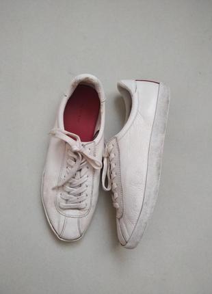 Білі кросівки.