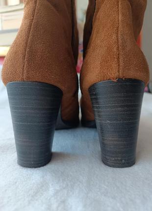 Стильні коричневі замшеві брендові ботинки бренду tamaris4 фото