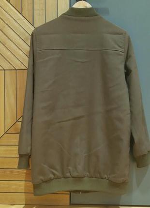 Бомбер удлиненная куртка хаки манжеты на резинке стеганая подкладка трикотаж stradivarius на металлической молнии3 фото