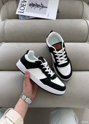 Кросівки жіночі