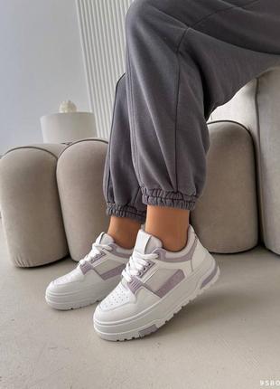 Кросівки жіночі