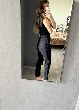 Черные джинсы мом2 фото