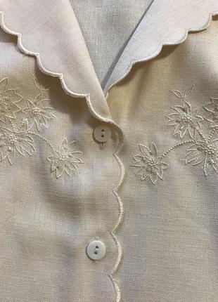 Очень красивая и стильная брендовая блузка светло-молочного цвета.