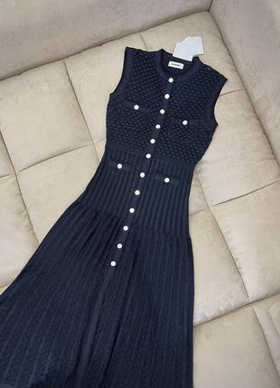Базова чорна довга сукня клеш без рукавів sandro з перфораціями3 фото